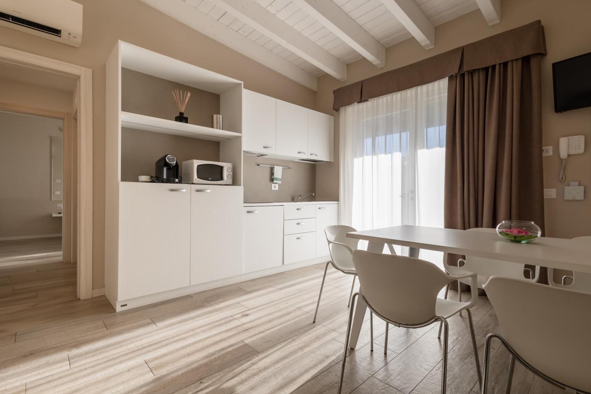 Aurora Aparthotel Peschiera del Garda Exterior foto